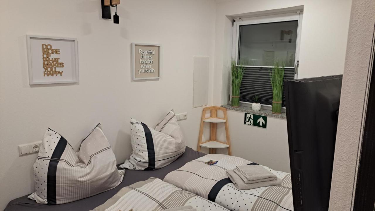 Appartment-Ferienwohnung Mit Kueche, Bad, Kostenlos Wlan, Modern Eingerichtet Roding Exterior foto